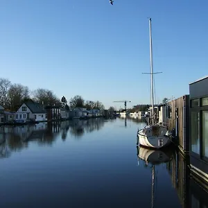 https://watervilla-albertje.amsterdamhotelsnl.com